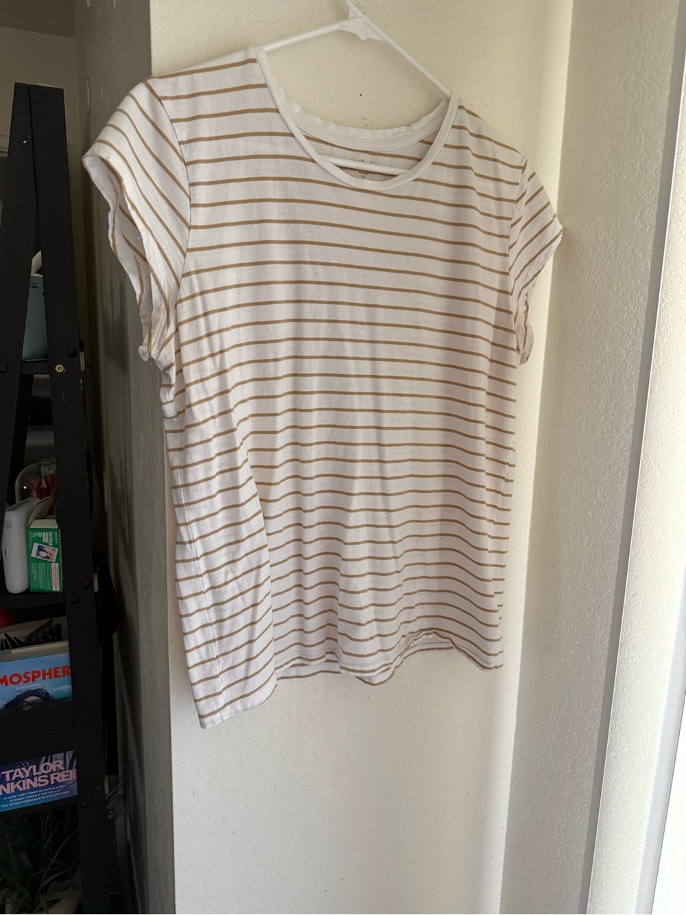 Universal Thread Women’s Tee 🤎 - Picture 2 of 3
